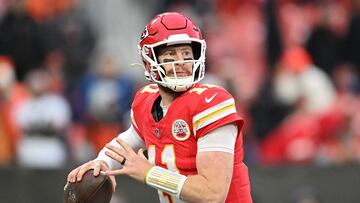 CLEVELAND, OHIO - DECEMBER 15: Carson Wentz #11 of the Kansas City Chiefs looks to throws a pass against the Cleveland Browns during the fourth quarter at Huntington Bank Field on December 15, 2024 in Cleveland, Ohio. Nick Cammett/Getty Images/AFP (Photo by Nick Cammett / GETTY IMAGES NORTH AMERICA / Getty Images via AFP)