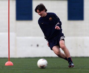 El crack argentino llegó a Barcelona el 17 de septiembre del 2000. En la imagen se le ve durante un entrenamiento con el Cadete 'A' del club blaugrana. 