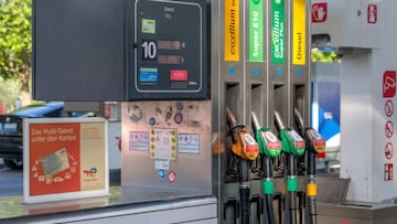 Para ayudarte con el alza de precios en la gasolina, el IRS dio a conocer que va a reembolsar a algunos contribuyentes. Aquí los requisitos para ello.