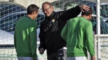 <b>UNIÓN. </b>Mel anima a sus jugadores en el entrenamiento de ayer.