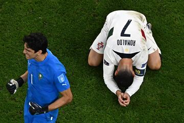 La doble cara que define al futbol. Bono celebrando el triunfo y Cristiano Ronaldo lamentándose por la eliminación.