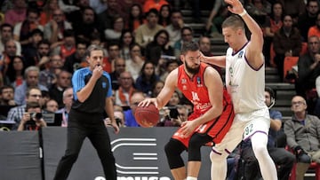 GRA518. VALENCIA, 28/03/2017.- El pivot montenegrino del Valencia Basket, Bojan Dubljevic (i), trata de ganar la posición ante el pivot esloveno del Unicaja de Málaga, Alen Omic, durante la disputa del primer partido da la final de la Eurocopa jugado esta noche en el pabellón de la Fuente de San Luis de Valencia. EFE/Manuel Bruque.