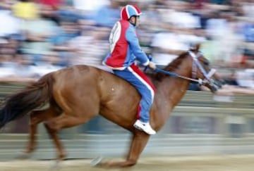 En Siena, desde mediados del siglo XVII, se celebra esta carrera de caballos a pelo con la intención de ganar el Palio, una bandera de seda que representa la Virgen con el Niño.