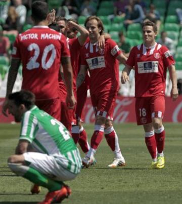 Los jugadores del Sevilla celebran el segundo gol ante el Betis durante el partido correspondiente a la trigesimo tercera jornada de Liga BBVA, disputado hoy en el estadio Benito Villamarin. 