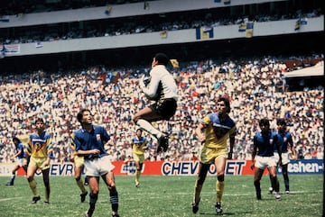 Action photo during the final game between America vs Cruz Azul season 1988-1989/ Foto de accion durante la final entre America contra Cruz Azul temporada 1988-1989.