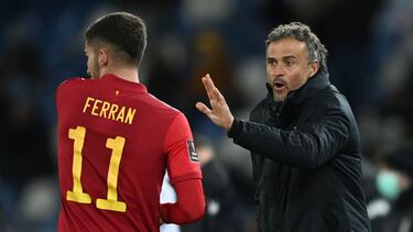 Luis Enrique da instrucciones a Ferran.