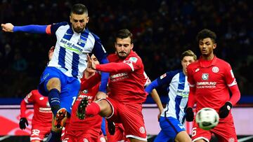 El Hertha Berl&iacute;n, con su triunfo ante el Mainz, se ha ubicado en la tercera plaza, mientras que el Schalke se vio obligado a la remontada para imponerse al Darmstadt (3-1).
 