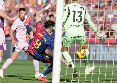 Robert Lewandowski marca el 2-1 al Girona. 