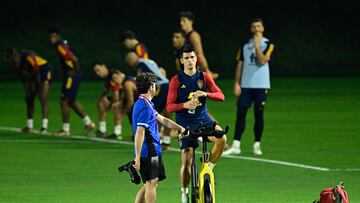Morata, en la bici durante el entrenamiento de la Selección en la tarde de este viernes en Doha.