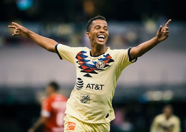 Ele está no navio de Barcelona desde os 12 anos de CF Monterrey. Passou pelo Tottah Hotpur. Ele é uma medalha de ouro em Lonon 2012 com a equipe mexicana STR-23.