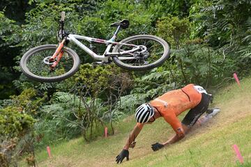 Dos nombres propios, también estrellas de la carretera, acapararon los focos en la prueba olímpica de MTB: Thomas Pidcock y Mathieu van der Poel. El primero logró un oro que le confirmaba como un ciclista total, mientras que el neerlandés se fue al suelo en una caída poco comprensible. Una cita en la que España vibró con el bronce de David Valero.