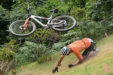 Dos nombres propios, también estrellas de la carretera, acapararon los focos en la prueba olímpica de MTB: Thomas Pidcock y Mathieu van der Poel. El primero logró un oro que le confirmaba como un ciclista total, mientras que el neerlandés se fue al suelo en una caída poco comprensible. Una cita en la que España vibró con el bronce de David Valero.
