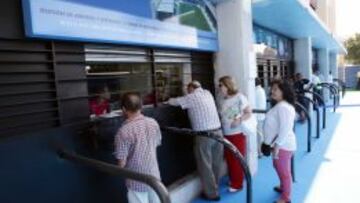 Malaguistas retirando sus abonos para la temporada 2015-16.