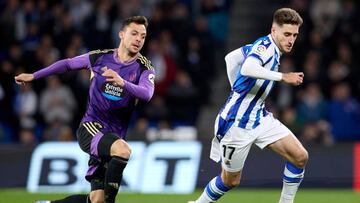 SAN SEBASTIAN, SPAIN - FEBRUARY 05: Oscar Plano of Real Valladolid CF compete for the ball with Robert Navarro of Real Sociedad during the LaLiga Santander match between Real Sociedad and Real Valladolid CF at Reale Arena on February 05, 2023 in San Sebastian, Spain. (Photo by Ion Alcoba/Quality Sport Images/Getty Images)