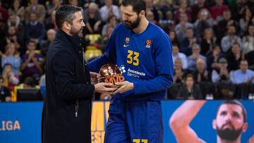 Navarro le entrega el premio de MVP mensual a Mirotic en 2020.