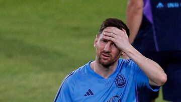 Abu Dhabi (United Arab Emirates), 14/11/2022.- Argentina's Lionel Messi reacts after his team's training session in Abu Dhabi, United Arab Emirates, 14 November 2022. Argentina will face the UAE on 15 November 2022 in preparation for the upcoming FIFA World Cup 2022 in Qatar. (Mundial de Fútbol, Emiratos Árabes Unidos, Catar) EFE/EPA/ALI HAIDER
