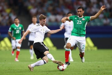 Timo Werner y Oswaldo Alanís disputan el balón.