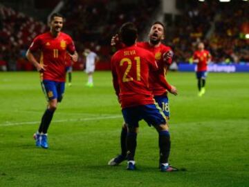 El centrocampista de la selección española de fútbol David Silva celebrando el gol que acaba de marcar a Israel 