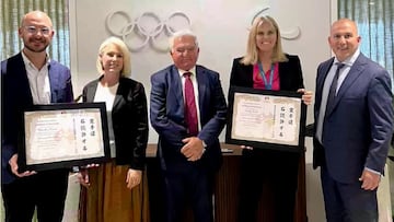 Brendan Keane, director del Comité Organizador de Brisbane, el primero por la izquierda, con representantes de federaciones de karate de Oceanía.