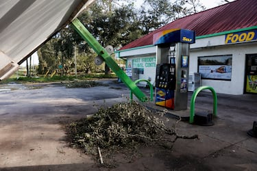 Estructuras dañadas en Perry, Florida, cerca del lugar donde el huracán Helene tocó tierra la noche del jueves, 26 de septiembre.
Helene tocó tierra en Florida como un huracán Categoría 4. El Centro Nacional de Huracanes (NHC) informó que Helene tocó tierra en la región Big Bend de Florida alrededor de las 11:10 p. m. ET, justo al este de la desembocadura del río Aucilla, cerca de Perry.
