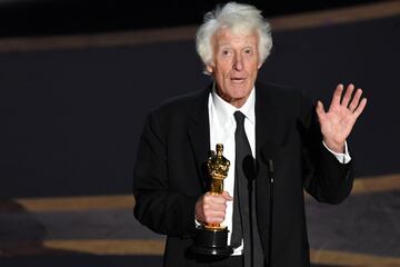 Roger Deakins con la estatuilla por 1917.