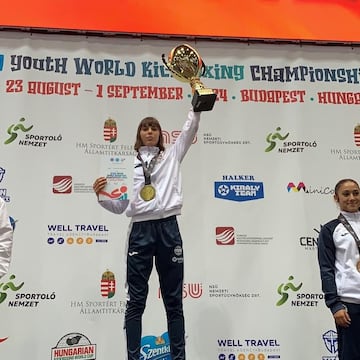 Daniela Jurado con su medalla se oro y la copa de campeona mundial.