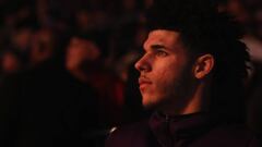 Lonzo Ball, base de los Lakers, durante la presentaci&oacute;n del partido ante los Suns en Phoenix.