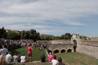 Los ciclistas al inicio de la 15ª etapa de La Vuelta que transcurre entre Pamplona y Lekunberri, tras 158,5 km de recorrido.