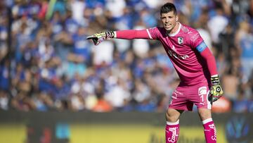 Tiago Volpi durante un partido con los Gallos Blancos de Querétaro.