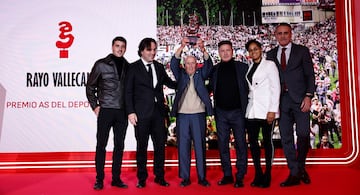 Premio As del Deporte 2024 al Rayo Vallecano. En la imagen José Antonio Montero, director de relaciones institucionales de LALIGA, posa con Pedro Díaz; futbolista, Raúl Martín-Presa; presidente del club, Rafael Garrido; socio número 1 y los exfutbolistas, Jesús Diego Cota y Jade Boho.