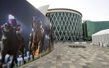 El coronavirus se cobró otra víctima deportiva. En Emiratos Árabes Unidos se decidió posponer la Dubai Horse Racing, la carrera de un día de purasangres que mejores premios reparte. En 2015 los ganadores se llevaron un total de 10 millones de dólares. En la imagen, el hipódromo de Meydan, vacío tras el aplazamiento.