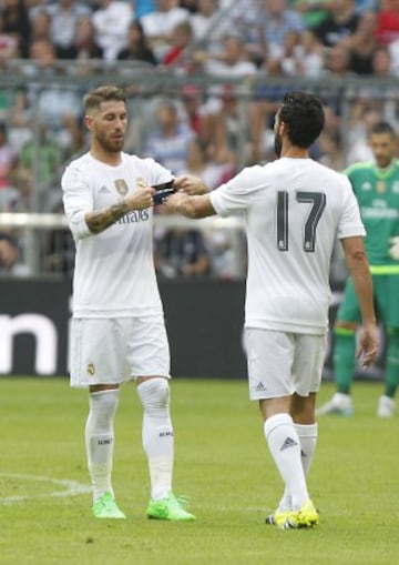 Sergio Ramos cediendo el brazalete de capitána a Álvaro Arbeloa.