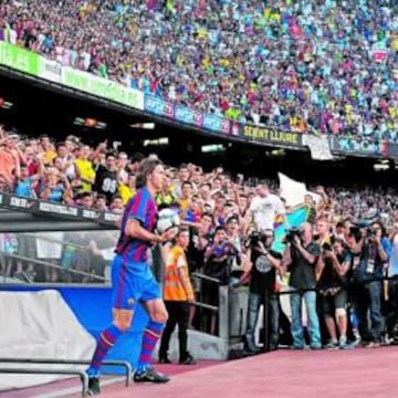<b>ALGO MÁS DE MEDIO CAMP NOU </b> La fiebre por la presentaciones llegó también ayer al Camp Nou, que Ibrahimovic llenó a medias. Se calcula que cerca de 55.000 aficionados (caben 98.800) acudieron al estadio para ver la puesta de largo del sueco.