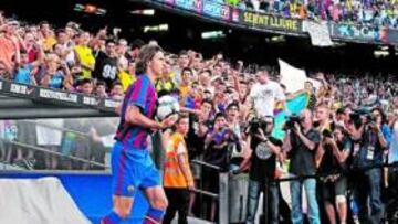 <b>ALGO MÁS DE MEDIO CAMP NOU </b> La fiebre por la presentaciones llegó también ayer al Camp Nou, que Ibrahimovic llenó a medias. Se calcula que cerca de 55.000 aficionados (caben 98.800) acudieron al estadio para ver la puesta de largo del sueco.