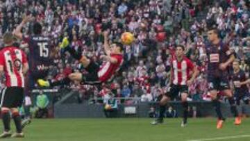 Aduriz marc&oacute; de forma acrob&aacute;tica contra el Eibar. 