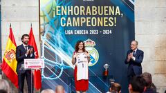 El presidente del Real Madrid, Florentino Pérez (d), la presidenta de la Comunidad de Madrid, Isabel Díaz Ayuso (c), participan junto al jugador del Real Madrid Baloncesto Sergio Llull, en el homenaje al equipo madrileño, campeón de la Liga Endesa, este jueves, en la Real Casa de Correos de Madrid.