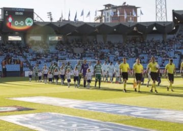 Los equipos saltan al campo. 