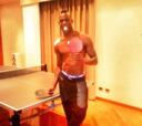 Balotelli, lesionado en el hombro, juega al ping-pong