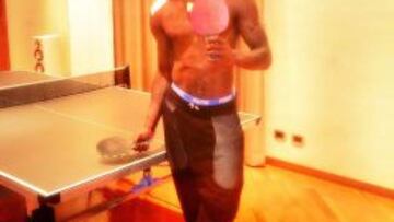 Balotelli, lesionado en el hombro, juega al ping-pong