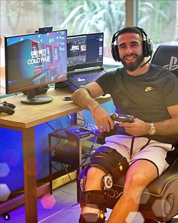 Dani Carvajal disfruta de su tiempo libre jugando a los videojuegos.