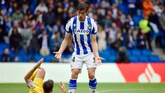 Real Sociedad's French defender Robin Le Normand (R) urges Girona's Uruguayan forward Cristhian Stuani to stand up during the Spanish league football match between Real Sociedad and Girona FC at the Reale Arena stadium in San Sebastian on May 13, 2023. (Photo by ANDER GILLENEA / AFP)