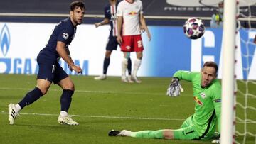 Lisbon (Portugal), 18/08/2020.- Juan Bernat of PSG (L) scores the 3-0 during the UEFA Champions League semi final match between RB Leipzig and Paris Saint Germain in Lisbon, Portugal, 18 August 2020. (Liga de Campeones, Lisboa) EFE/EPA/Manu Fernandez / PO