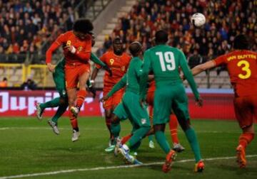 Marouane Fellaini de Bélgica salta, cabecea la pelota y marca el primer gol del juego durante el partido internacional amistoso entre Bélgica y Costa de Marfil en el estadio Rey Balduino