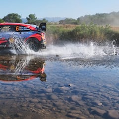 Un charco frena a Sordo en Cerdeña y Tanak abandona