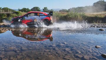 Un charco frena a Sordo en Cerdeña y Tanak abandona