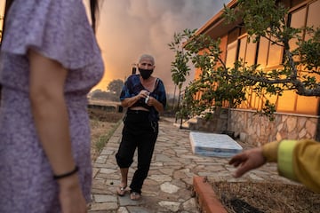 Los incendios se extienden por toda la península ibérica espoleados por la ola de calor. En Losacio (Zamora) ha perdido la vida un brigadista de los medios de extinción de la Junta de Castilla y León. Es el segundo incendio en menos de un mes en en la ciudad castellano leonesa.