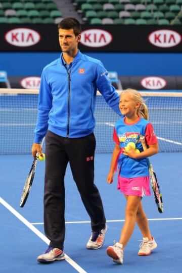 Novak Djokovic, como embajador de ANZ, disputó un 'partido' con la ganadora del concurso ANZ Hot Shots, Anna Obispo, en Melbourne.