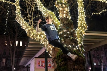 Aficionados de los Seahawks celebran en la ciudad, cerca del Lumen Field, hogar de los Seahawks, el triunfo de su equipo en la final de la Super Bowl LX.