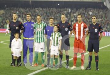Partido Betis-Sevilla. El árbitro Clos Gómez acompañado por sus asistentes Aguilar Rodríguez y Marco Martínez, el cuarto árbitro Uson Rosel y los capitanes Joaquín y Krychowiak.
