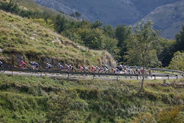 El pelotón durante la duodécima etapa de la Vuelta Ciclista a España 2025.